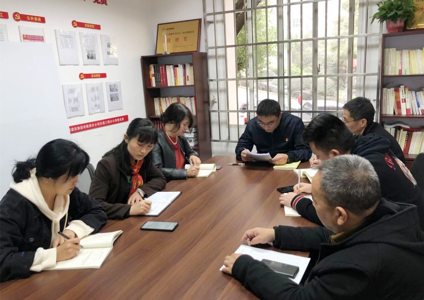 11月20日，，，，，，交通工程党支部专题学习党的十九届五中全会精神_副本.jpg