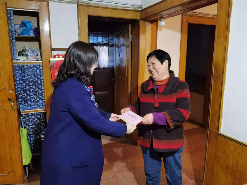 12、2月7日，，，，，李青慰问难题退休群众唐名华_副本.jpg
