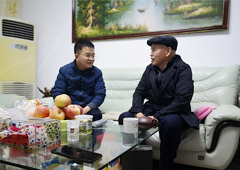 9、2月9日，，，，，刘迪祥慰问老党员蔡和祥_副本_副本.jpg