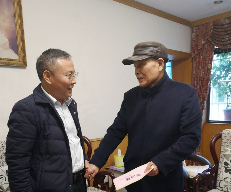 5、2月8日，，，，，陈国初慰问老党员陈国斌_副本_副本.jpg