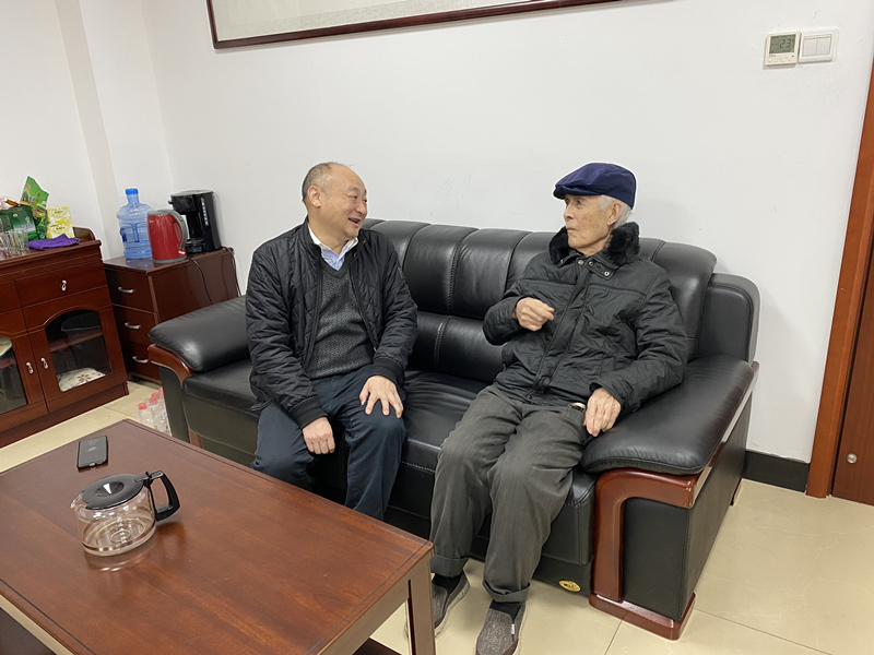 14、2月8日，，，，，彭南越慰问离休干部雷岳_副本.jpg