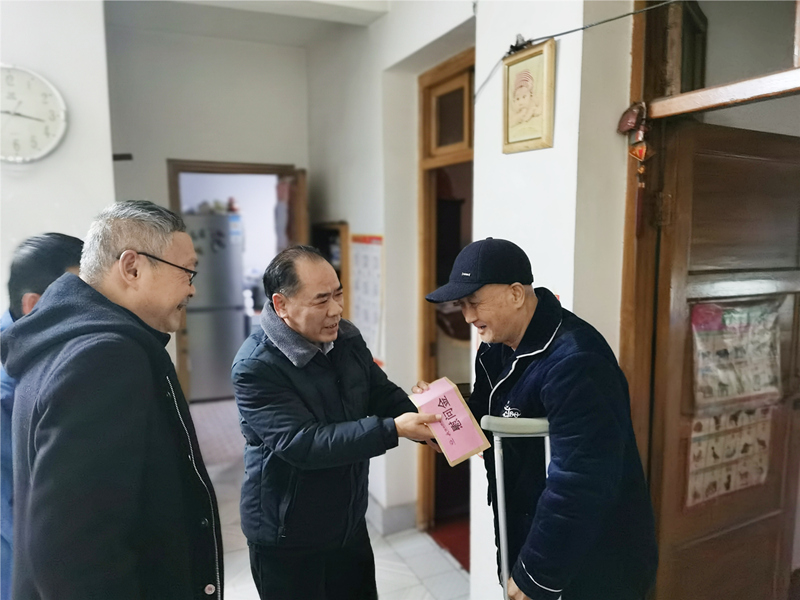 6、2月8日，，，，，盛希慰问党员黄励,抵家中对其重病出院的父亲。。。。。。_副本_副本.jpg