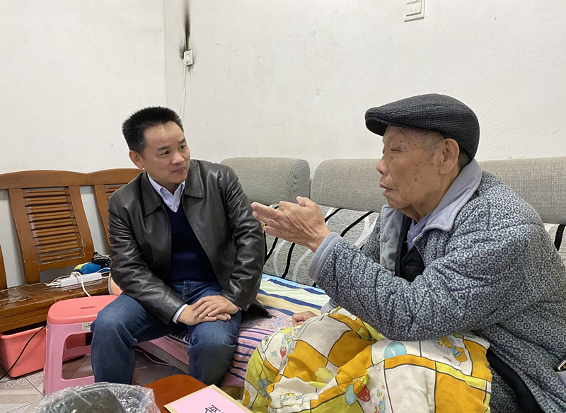 15、2月7日，，，，，陈湘平慰问难题退休群众尹先金_副本_副本.jpg