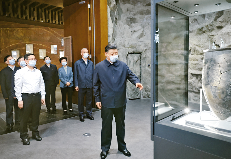 2023年6月2日，，，，，，中共中央总书记、国家主席、中央军委主席习近平在北京出席文化传承生长座谈会并揭晓主要讲话。。。。。。。。这是座谈会前，，，，，，习近平2日下昼在中国历史研究院考察。。。。。。。。 新华社记者 鞠鹏/摄