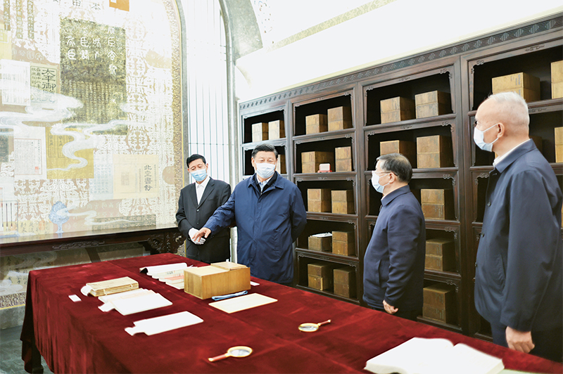 2023年6月2日，，，，，，中共中央总书记、国家主席、中央军委主席习近平在北京出席文化传承生长座谈会并揭晓主要讲话。。。。。。。。这是座谈会前，，，，，，习近平1日下昼在中国国家版本馆考察时，，，，，，在兰台洞库相识馆藏精品版本生涯情形。。。。。。。。 新华社记者 鞠鹏/摄