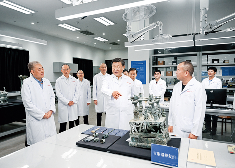 2023年7月25日至27日，，，，，，中共中央总书记、国家主席、中央军委主席习近平在四川考察。。。。。。。。这是26日下昼，，，，，，习近平在位于德阳市广汉市的三星堆博物馆文物；；；；；；；び胄薷垂，，，，，，同现场事情职员亲热交流。。。。。。。。 新华社记者 谢环驰/摄