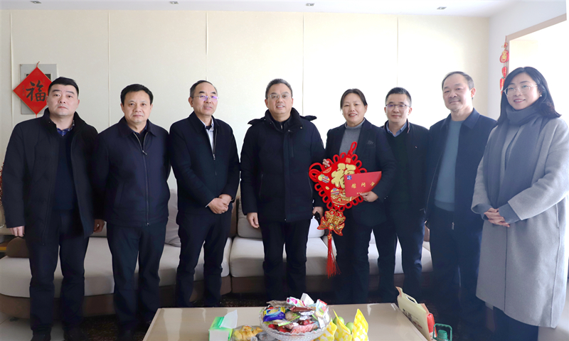 黄甲平慰问BB电子官网劳模刘玉兰_副本.jpg